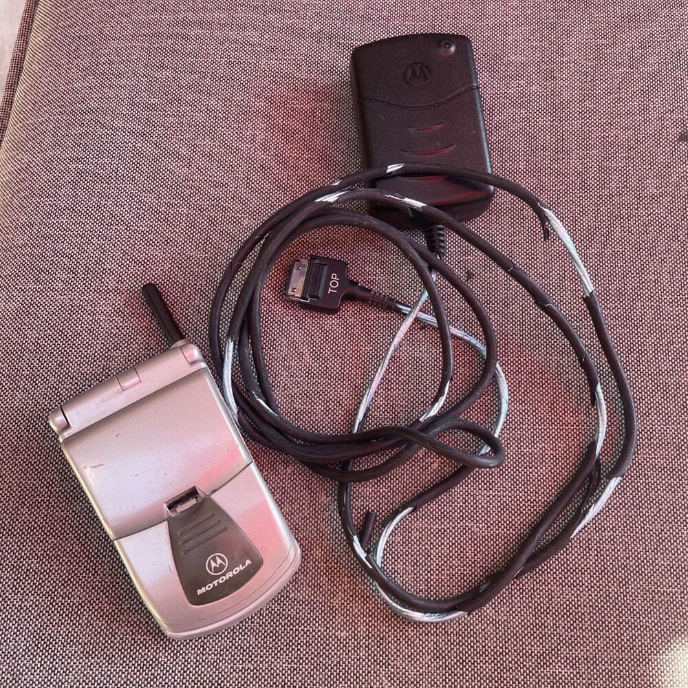 Vintage Motorola Silver TIMEPORT P8767 Flip Cell Phone - Y2K